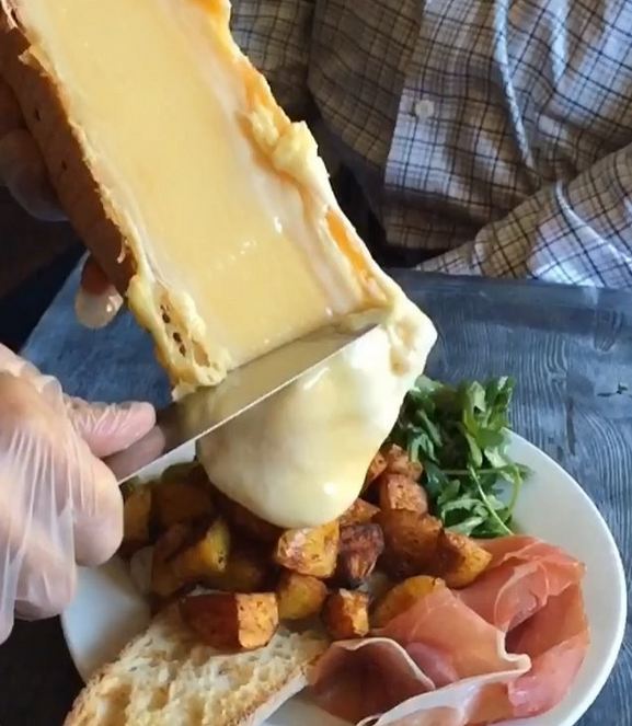 راکلت نوعی غذای خوشمزه سوئیسی است که از محبوبیت جهانی برخوردار است. جذابیت این غذا در این است که در زمان سرو، پنیر درون بشقاب شما آب می شود. برای این منظور از کاردک های داغ بهره می گیرند.
