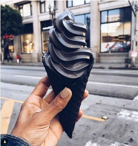 این بستنی سیاه که ظاهر فوق العاده جذابی دارد، دل هزاران نفر را ربوده و در حال حاضر در شهر لس آنجلس عرضه می شود.