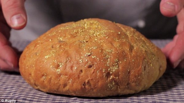 در سال 2014 میلادی، قنادی اسپانیایی موسوم به Pan Piña نوعی نان با قیمت 121 دلار عرضه کرد. هر قرص نان 400 گرم وزن داشته و از آرد گندم، گندم آلمانی و عسل تهیه شده بود. اما دلیل گران قیمت بودن این نان، وجود 250 میلی گرم پودر طلا بود که همانند آرد روی سطح نان پاشیده شده بود. همین میزان پودر طلا باعث شد تا به عنوان گران ترین نان جهان شناخته شود. 