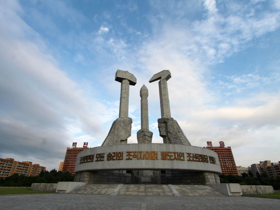 پس از این طاق، در ابتدای ورود به پیونگ یانگ، مجسمه عظیم دیگری موسوم به «بنای یادبود حزب کارگران» خودنمایی می کند. روی نوار بتنی این یادبود نوشته شده «زنده باد حرب کارگران کره شمالی، بانی و راهنمای تمامی پیروزی های مردم کره!»