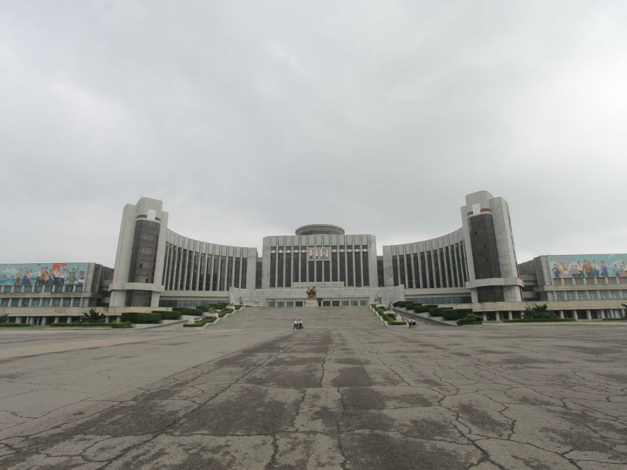 جالب توجه ترین ساختمان های کره شمالی، در مرکز شهر پیونگ یانگ قرار دارند و از جمله می توان به «کاخ کودکان مانیانگدائی» اشاره کرد. این بنا دو «بازو» در دو طرف خود دارد که به نوعی تداعی کننده ی آغوش مادر است. 