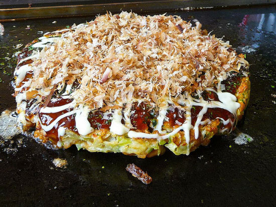 یکی از محبوب ترین غذاهای خیابانی کشور ژاپن شامل خمیر، کلم، روده خوک و پیازچه است که با سس مایونز و سس کچاپ سرو می شود. این خوراک تقریبا در همه رستوران های سرزمین آفتاب تابان یافت می شود. 