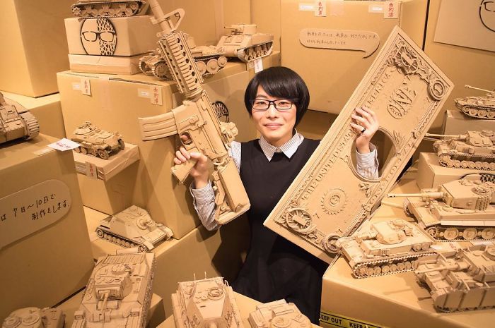 هنرمندی ژاپنی که کارتن های قدیمی را به مجسمه های خارق العاده و شگفت انگیز تبدیل می کند