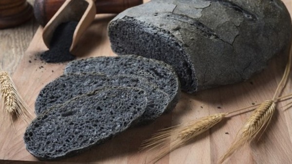از کربن فعال برای تولید غذاهایی سیاه‌رنگ استفاده می شود. همچنین شایعاتی مبنی بر مفید بودن کربن فعال برای بدن انسان نیز وجود دارد. مثلا اینکه گفته می شود این ماده باعث دفع سموم و از بین بردن دردهای معدوی می شود. در ایتالیا از این پودر برای پخت نان های سیاه استفاده می شود. 