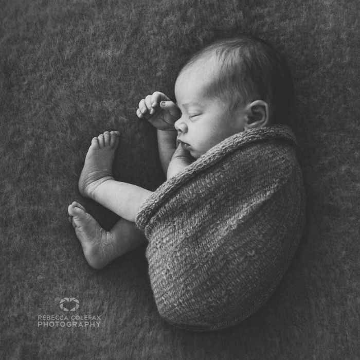 Photographer-takes-pictures-of-babies-as-never-seen-before-5922b2cd93e17__880-w700
