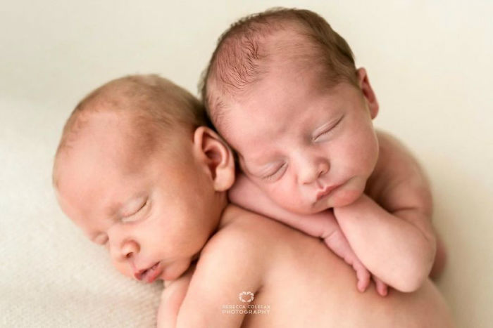 Photographer-takes-pictures-of-babies-as-never-seen-before-5922b2db6713b__880-w700