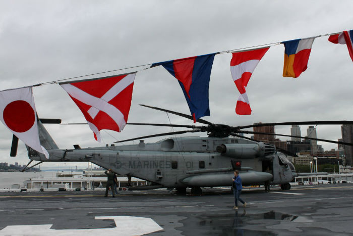 a-ch-53e-super-stallion-helicopter-on-the-kearsarges-flight-deck-near-the-stern-w700