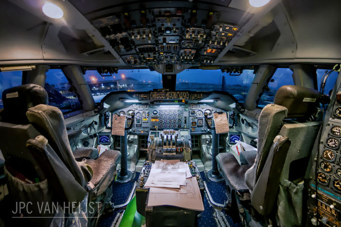 aerial-photos-boeing-747-plane-cockpit-jpc-van-heijst-4-592c0ed4d6458__880-w700