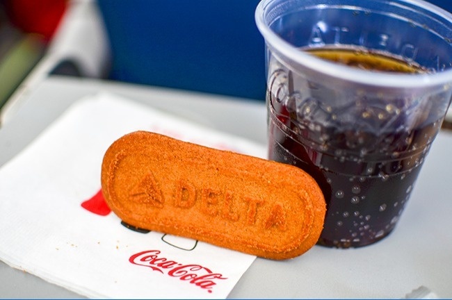 غذاهایی که در هواپیما سرو می شوند اصولا بی مزه به نظر می رسند زیرا حس بویایی و چشایی انسان درون کابین هواپیما در ارتفاع زیاد تا 30 درصد کاهش می یابد. 