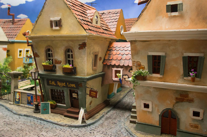 Crafted-miniature-town-for-HUNGRY-HUNGRY-HAMSTERS-online-series-5935cec0b12e8__880-w700