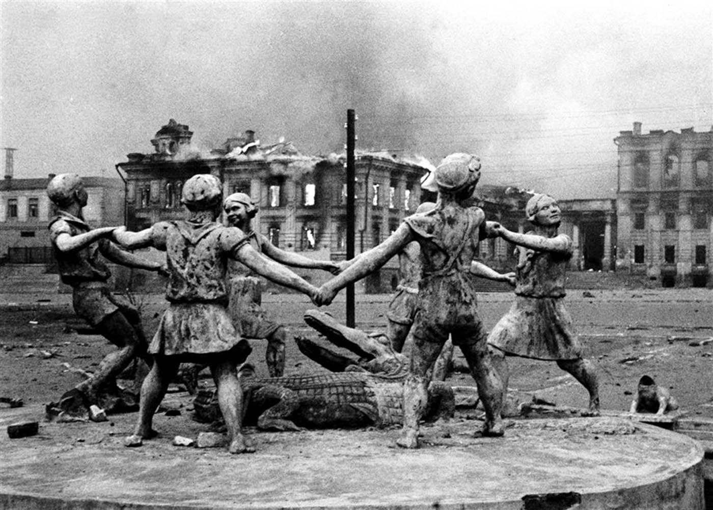 Statue in the center of Stalingrad after Nazi air strikes, 1942