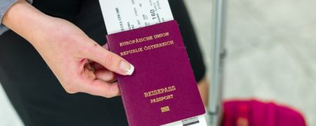 (GERMANY OUT) Gesch?ftsfrau mit Reisepass, Koffer und Flugticket am Flughafen. Gesch?ftsreise (Photo by Wodicka/ullstein bild via Getty Images)