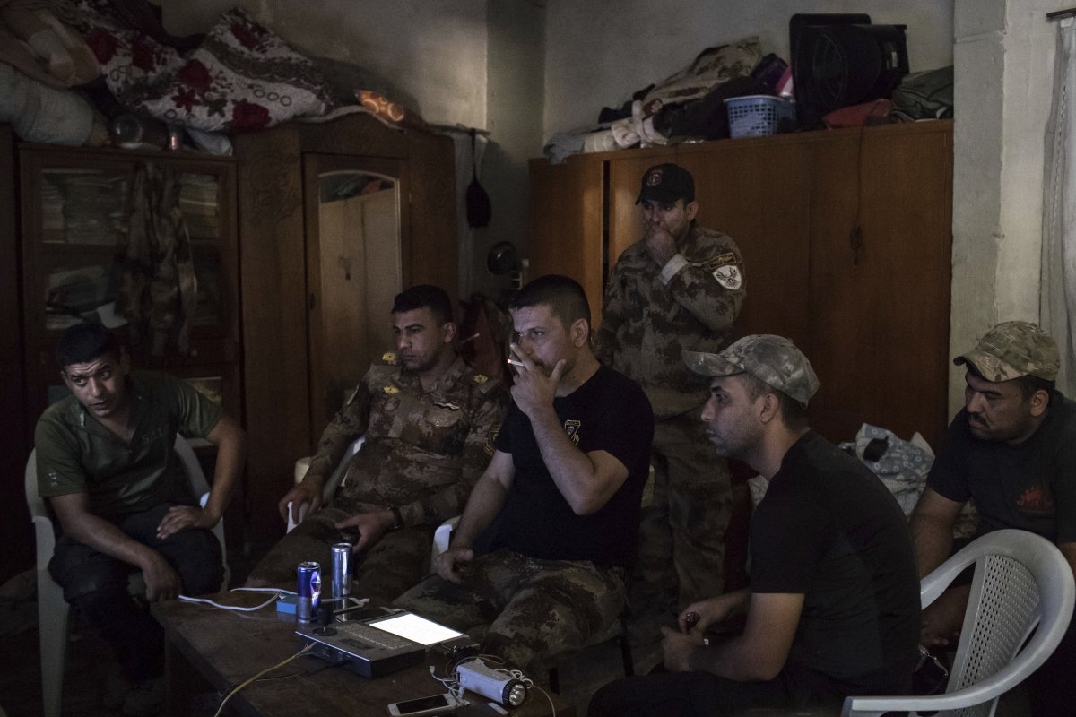 نیروهای نظامی ویژه دولت عراق به رهبری سلام حسین به همراه گروه خود در حال مشاهده وضعیت داعش از طریق دوربین های نظارتی است. 