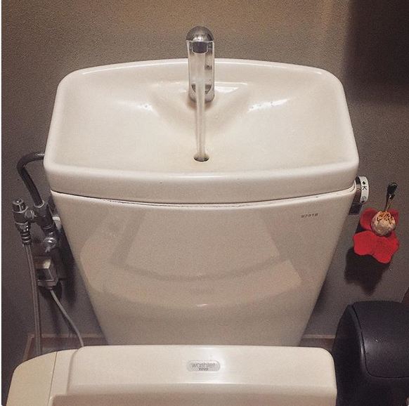 به منظور پیشگیری از هدر رفت آب، سینک دستشویی روی تانکر توالت فرنگی نصب می شود. به این ترتیب، آبی درون مخزن ذخیره شده و از آن برای توالت استفاده می شود. 