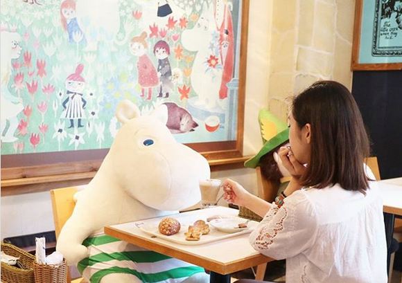 در این کافه اگر تنها باشید، متصدی آن جا در صندلی مقابل شما یک عروسک بزرگ قرار می دهد تا کمتر حس تنهایی داشته باشید. 