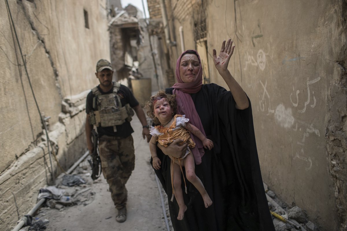 نیروهای زن داعش به همراه کودکان خود نبرد می کردند. 