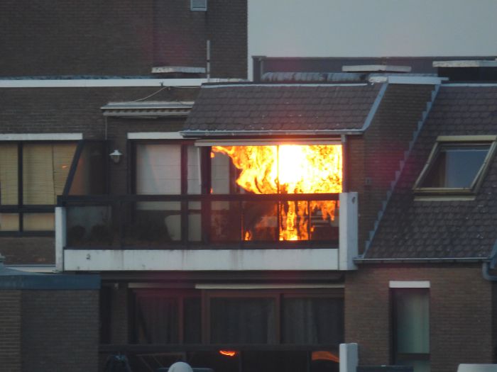 بازتاب غروب خورشید در شیشه این آپارتمان این حس را القا می کند که درون آپارتمان آتش سوزی بزرگی روی داده است.