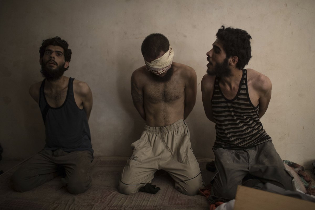 این سه مرد به داعشی بودن متهم هستند و توسط دولت عراق بازداشت شده اند. 