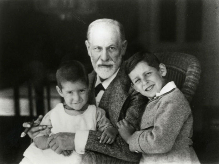 Sigmund Freud mit seinen Enkeln Heinele und Ernst (um 1923), Sigmund Freud Privatstiftung-w700