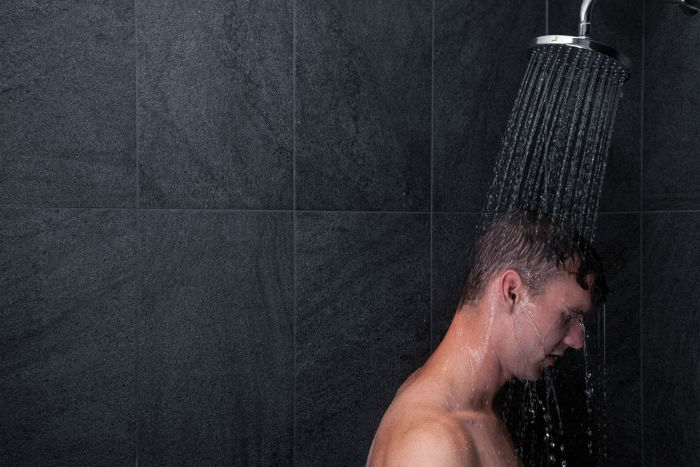 ۷ دلیلی که ثابت می کند دوش گرفتن با آب سرد برای بدن شما مفید است