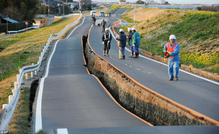 جاده ای در مکزیک که پس از وقوع زلزله نفس می کشد [تماشا کنید]