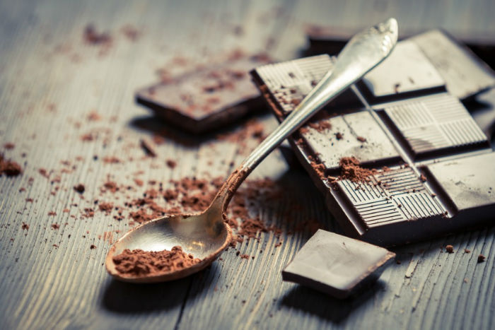 چرا گفته می شود شکلات سیاه برای بدن مفید است؟