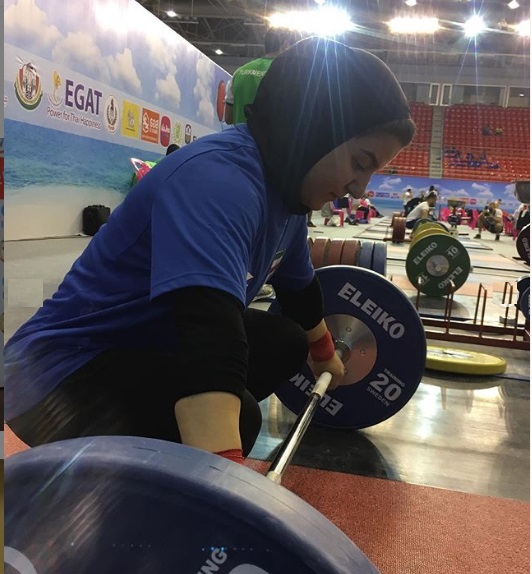 پوپک بسامی در سالن محل برگزاری رقابت های قهرمانی وزنه برداری بانوان جهان