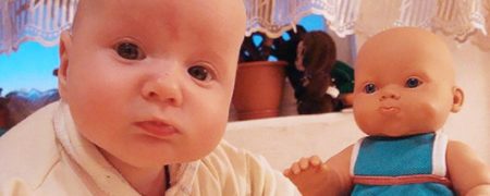 کودکانی که با عروسک‌هایشان مو نمی‌زنند