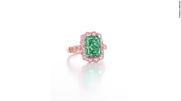 "Aurora Green" بزرگ‌ترین الماس سبزرنگی است که تاکنون در حراجی فروخته‌شده است. این سنگ در 31 می 2016 در هنگ کنگ و باقیمت 16818983 دلار به فروش رفته.