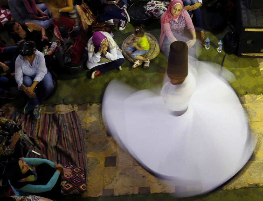 عضوی از گروه "Mawlay Ensemble" که درویش محسوب می‌گردد، در حال اجرای رقص سنتی صوفی مولانا در مرکز فرهنگی EL-Raba در قاهره است. عکاس: Amr Dalsh مکان: قاهره، مصر 
