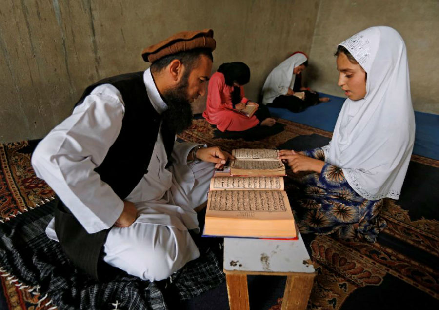 خواندن قرآن دختر مسلمان در مدرسه عکاس: Mohammad Ismail مکان: کابل، افغانستان 