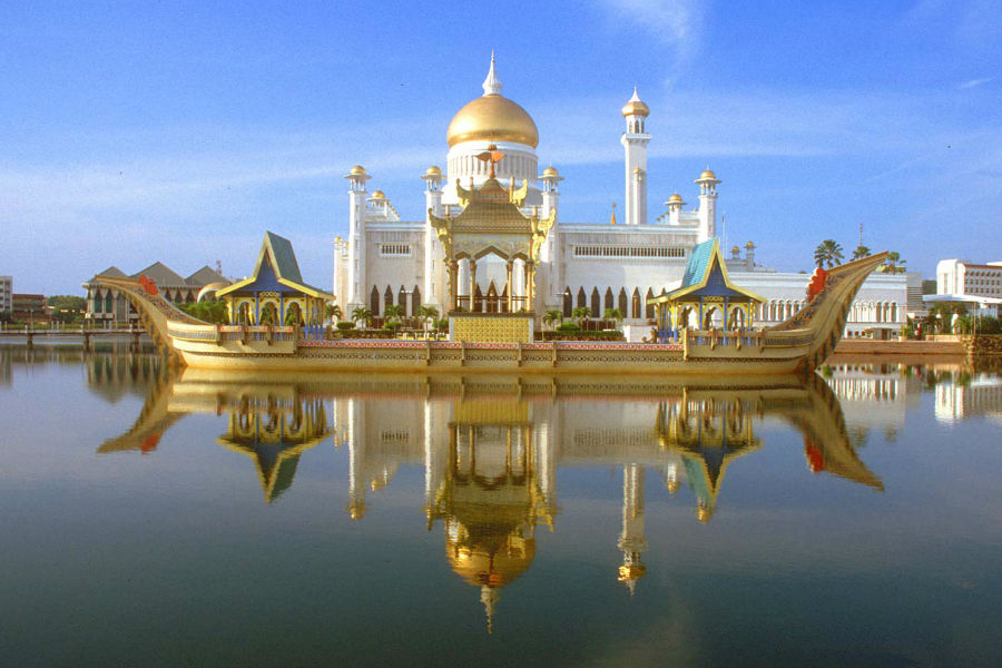 BWN Brunei Bandar Seri Begawan Omar Ali Saifuddien Mosque with stone boat and lagoon by day b-w900-h600