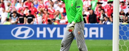 وداع مرد پیژامه‌پوش با مستطیل سبز