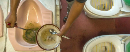 رستورانی که در کاسه‌های توالت غذا سرو می‌کند