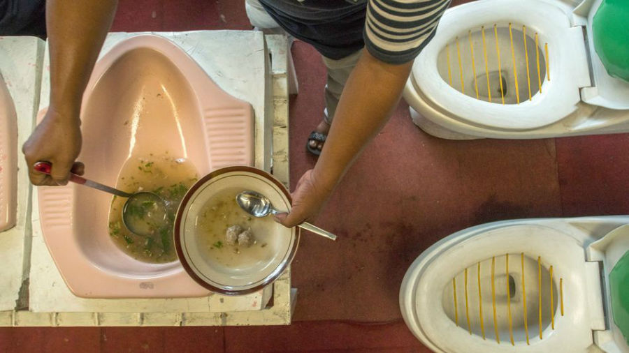 رستورانی که در کاسه‌های توالت غذا سرو می‌کند