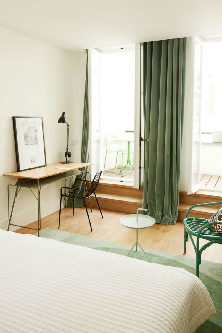 هتل des Galeries این اتاق به دلیل طراحی مینیمالیستی که دارد، القاء کننده نوعی آرامش است و همچنین رنگ سبزی که برای تزئینات آن انتخاب‌شده نیز بر راحتی آن می‌افزاید. این هتل در بروکسل در کشور بلژیک واقع‌شده است. 
