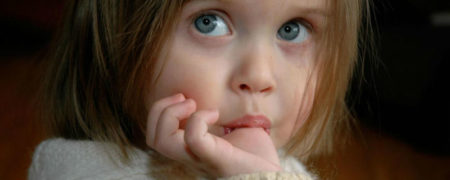 عدم ابتلا به آلرژی با مکیدن شست و جویدن ناخن!