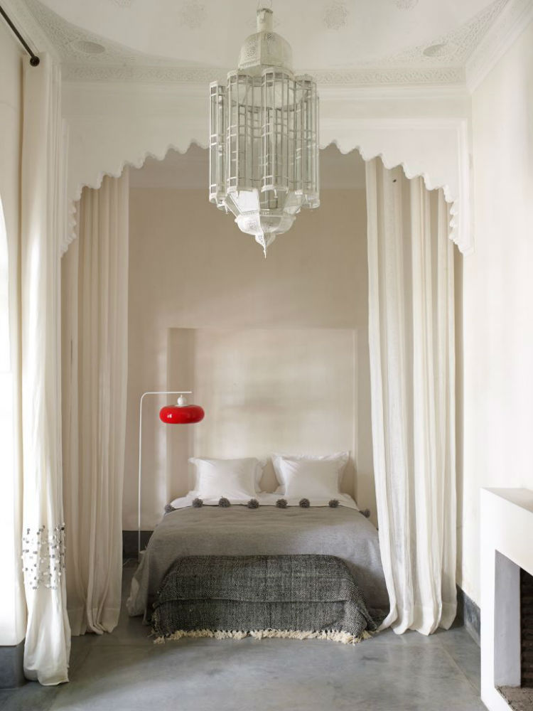 هتل Riad Mena اتاق‌های هتل Riad Mena در مراکش توسط هنرمندی به نام Eileen Gray نمونه بسیار خوبی برای طرح مینیمالیستی یک اتاق محسوب می‌گردد. در این اتاق‌ها، از رنگ‌های روشن و خنثی استفاده‌شده و تقریبا بیشتر فضا از هر نوع وسیله اضافی خالی‌شده است. 