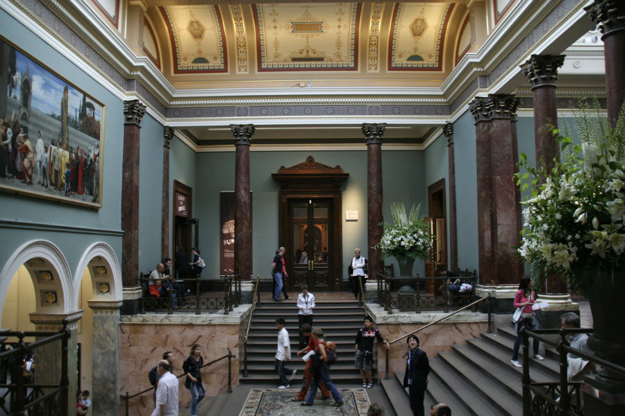 Staircase_hall_of_the_National_Gallery,_London-w900-h600