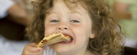 یک روش پیچیده اما هوشمندانه برای بریدن پیتزا