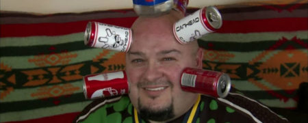 مردی با قابلیتی عجیب که به سرش کنسرو می چسبد [تماشا کنید]