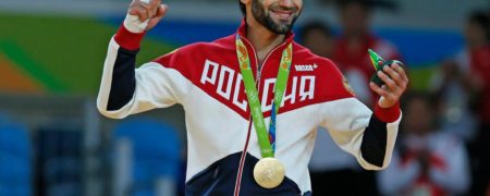 شکارچی طلا با شکارچی سیاست