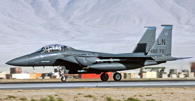 ۱۶ هواپیمای جنگی پر سرعت در نیروی هوایی ارتش آمریکا