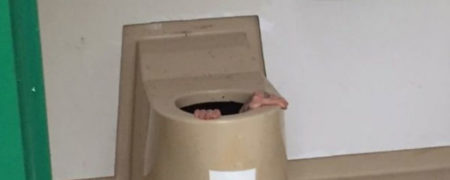 مردی که به خاطر نجات تلفن هوشمند دوستش در دستشویی گیر کرد