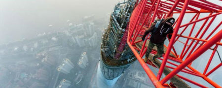 بالا رفتن از بلندترین جرثقیل دنیا برای ابراز علاقه [تماشا کنید]