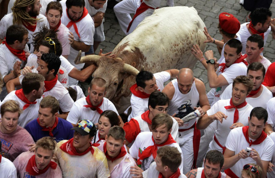 runners-dodge-bull-during-san-fermin-festival-pamplona-w900-h600