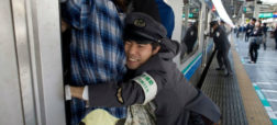 مامورانی برای نگه داشتن مسافران در متروی ژاپن