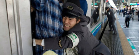 مامورانی برای نگه داشتن مسافران در متروی ژاپن