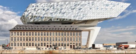 کشتی ای معلق و الماس گون، بر فراز ساختمان شهری بندری؛ حاصل نبوغ زاها حدید