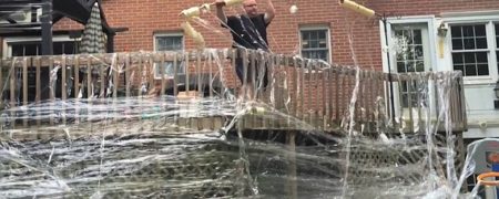 پسربچه بزرگی که سرتاسر خانه پدری اش را چسب پیچی کرد